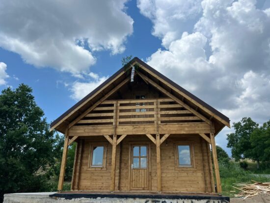 Cabana din lemn izolată, 50mp, mansarda, terasa acoperita, balcon, 2 camere, baie, perete dublu 44mm + izolație 150 mm + 44mm, Pin Nordic, 6x6m, LIVINGTON